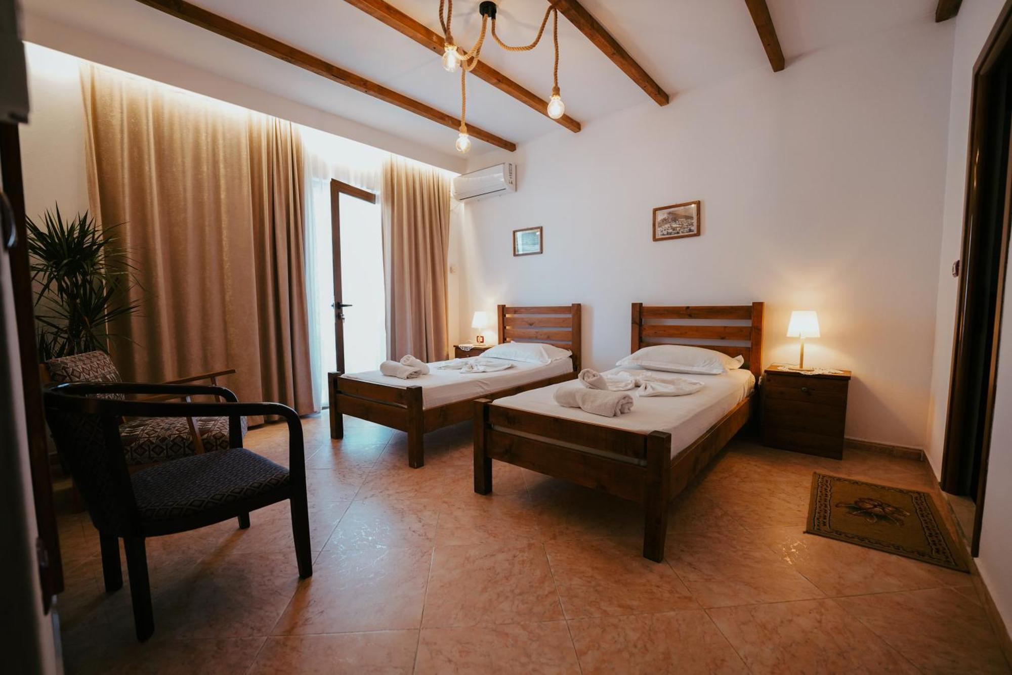 Maya Hostel Berat Exterior photo